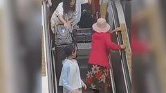 妇人执意逆向行走 导致扶梯区域严重堵塞